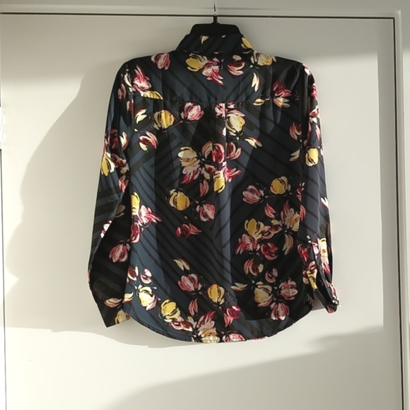 Banana Republic floral button up shirt XSP - Picture 4 of 5